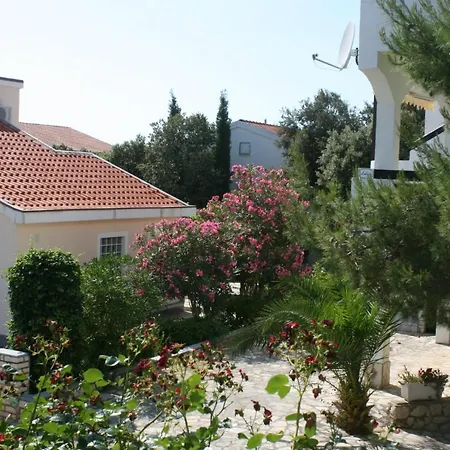 Apartments By The Sea Mandre, Pag - 523 Kolan Exterior photo